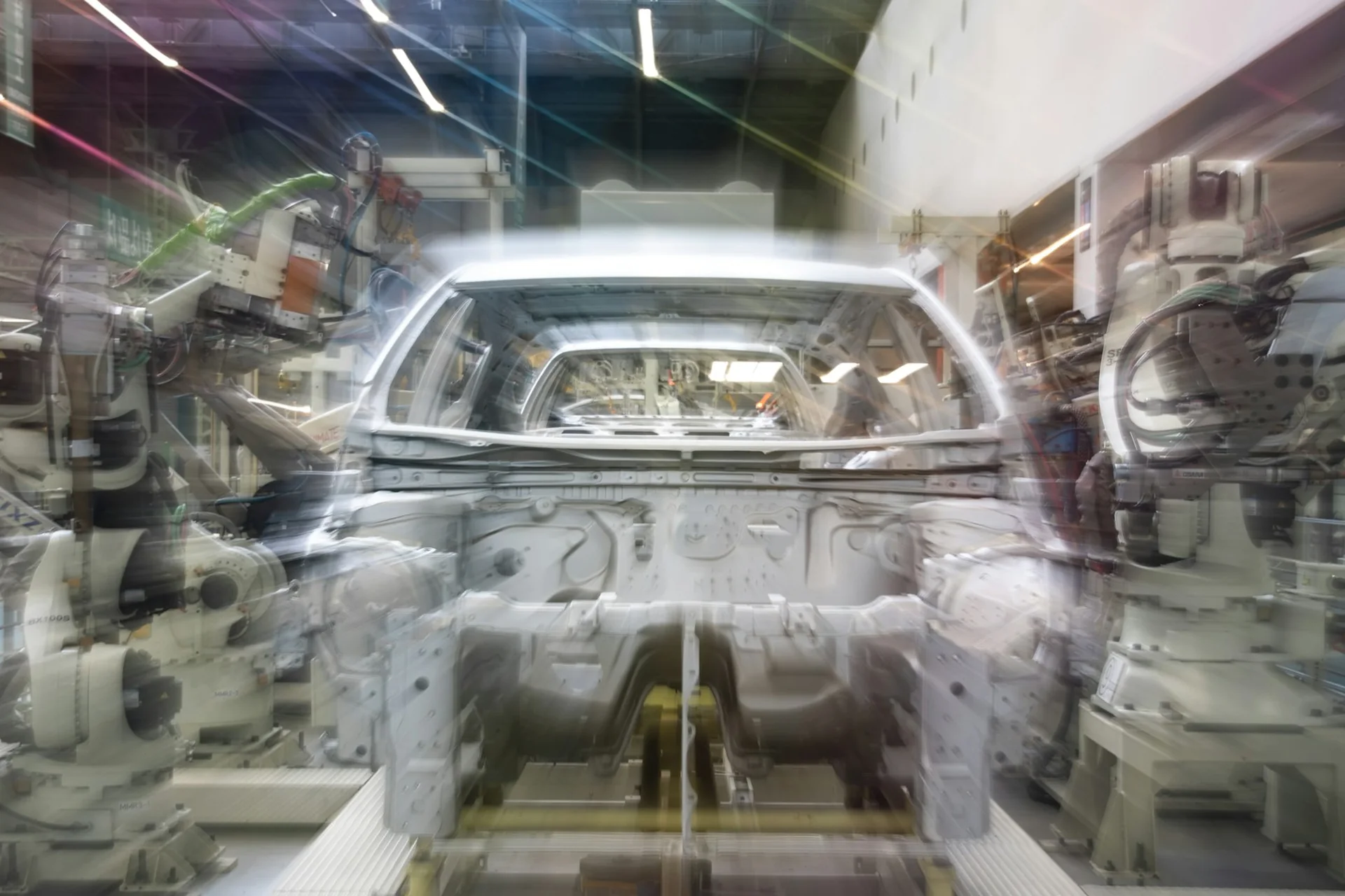 Otomotiv gövde hattında çalışan robotik üretim sistemleri
