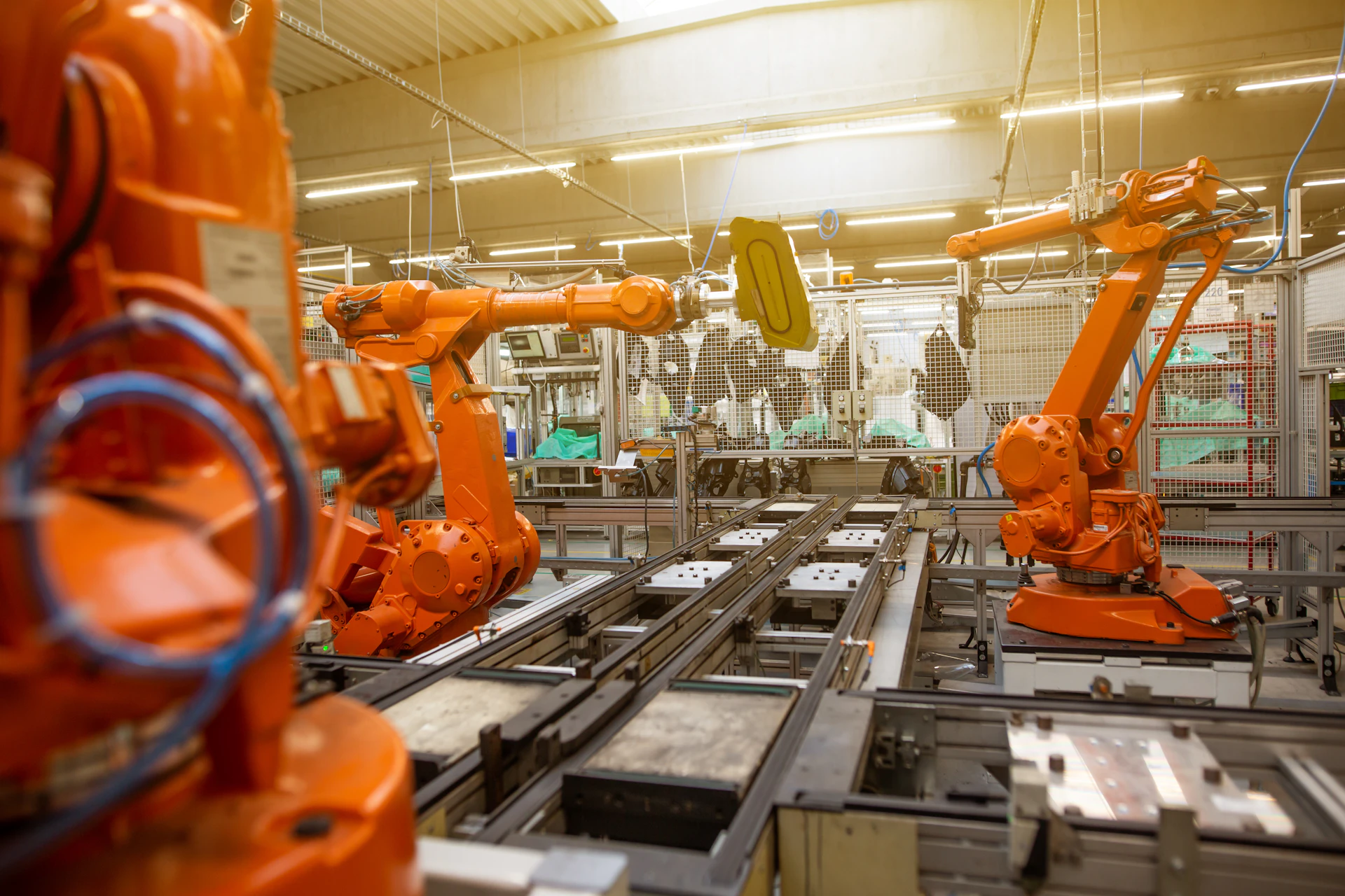 Robotik otomasyon hücreleriyle çalışan üretim hattı