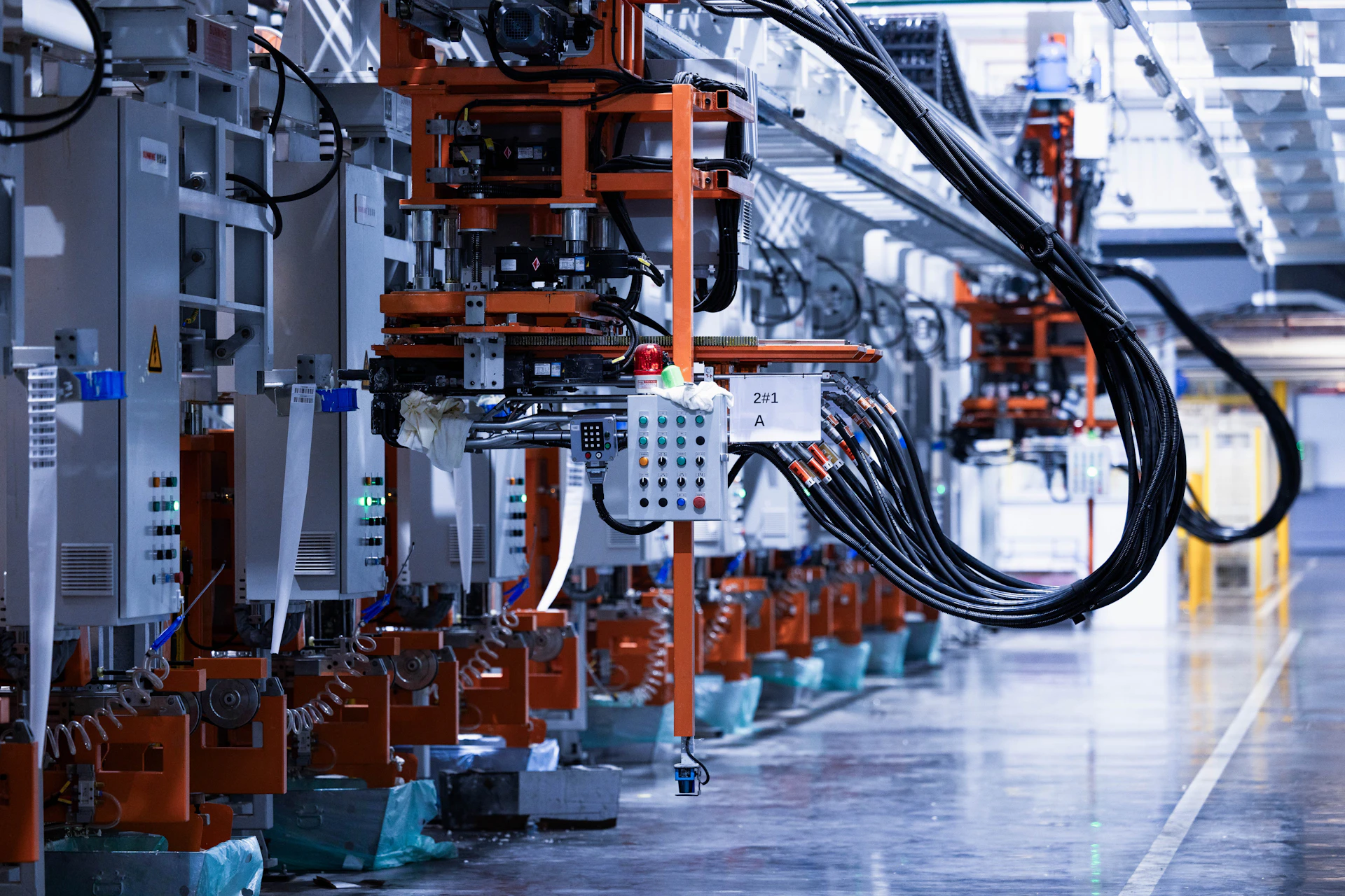 Üretim hattında elektrik altyapısı montajını yürüten saha ekibi