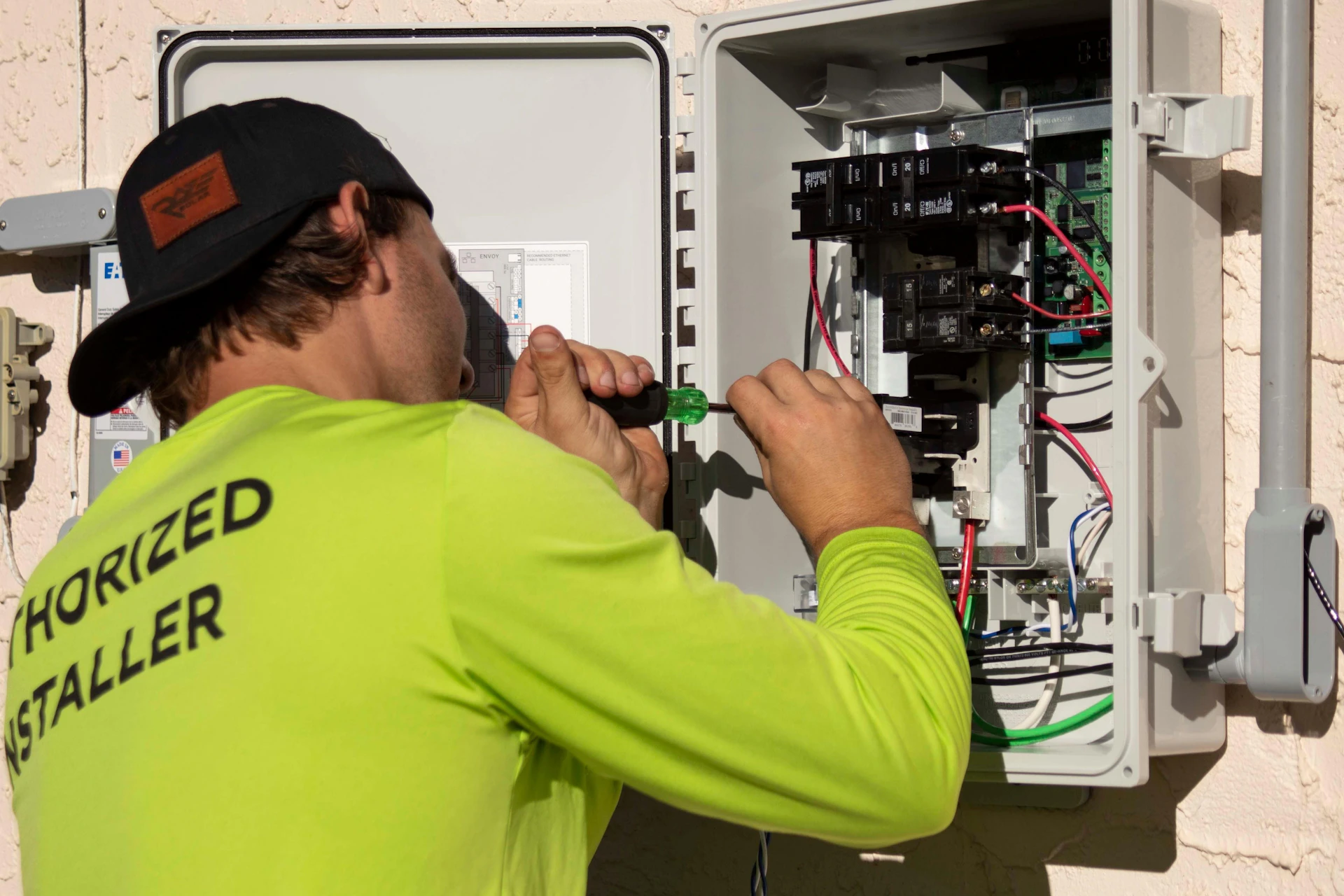 Elektrik panosunda planlı bakım yapan saha teknisyeni