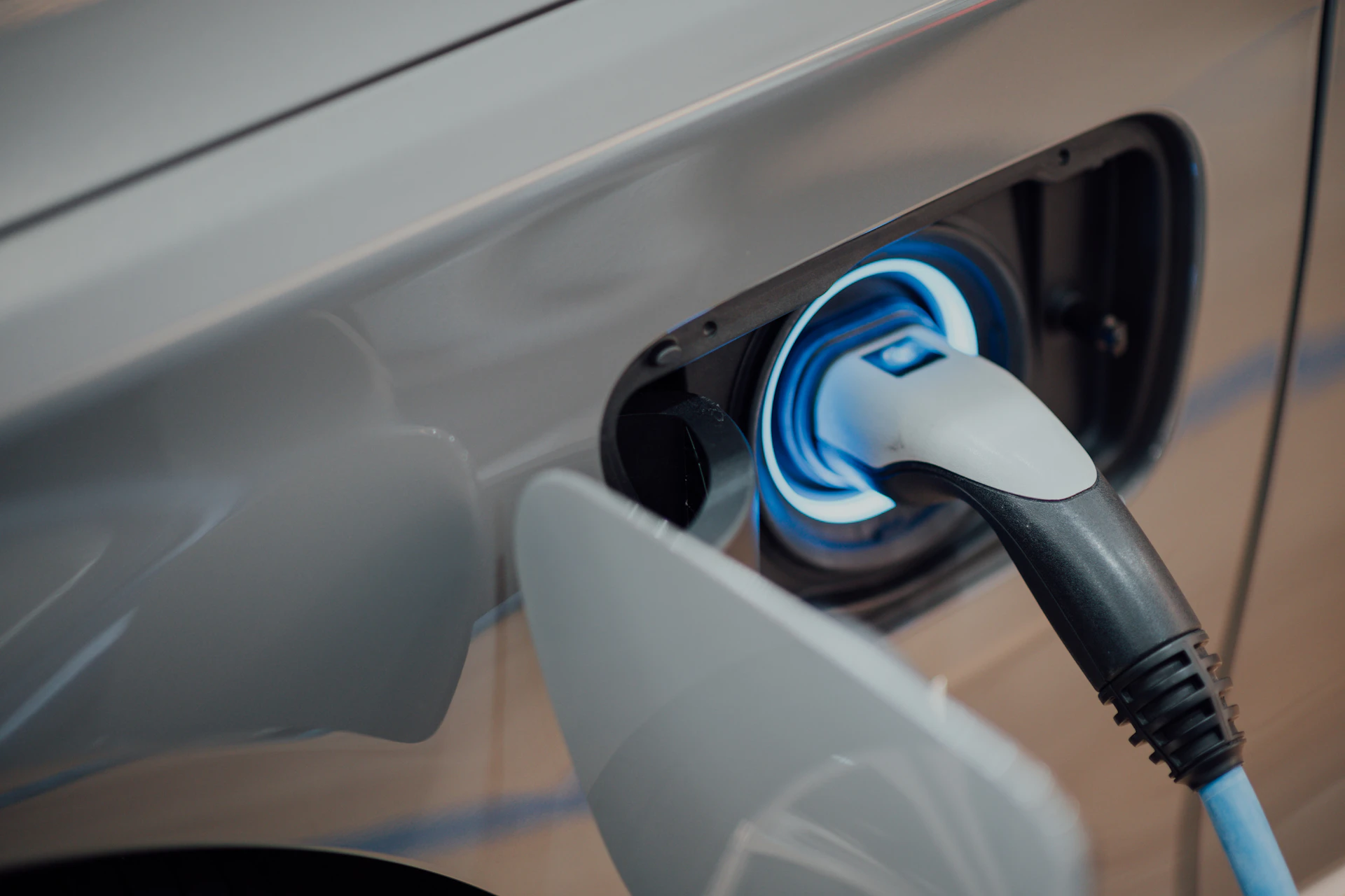 Elektrikli araç şarj bağlantısının yakın planı