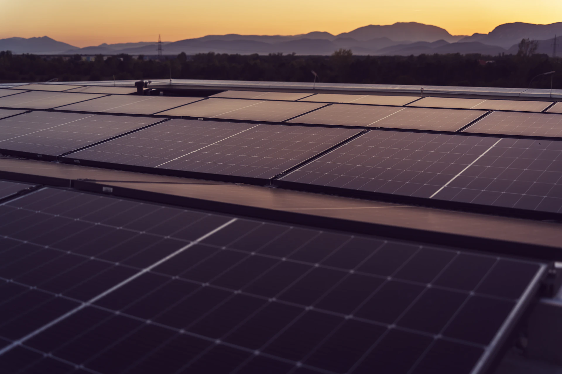 Endüstriyel çatıda büyük ölçekli güneş enerjisi sistemi