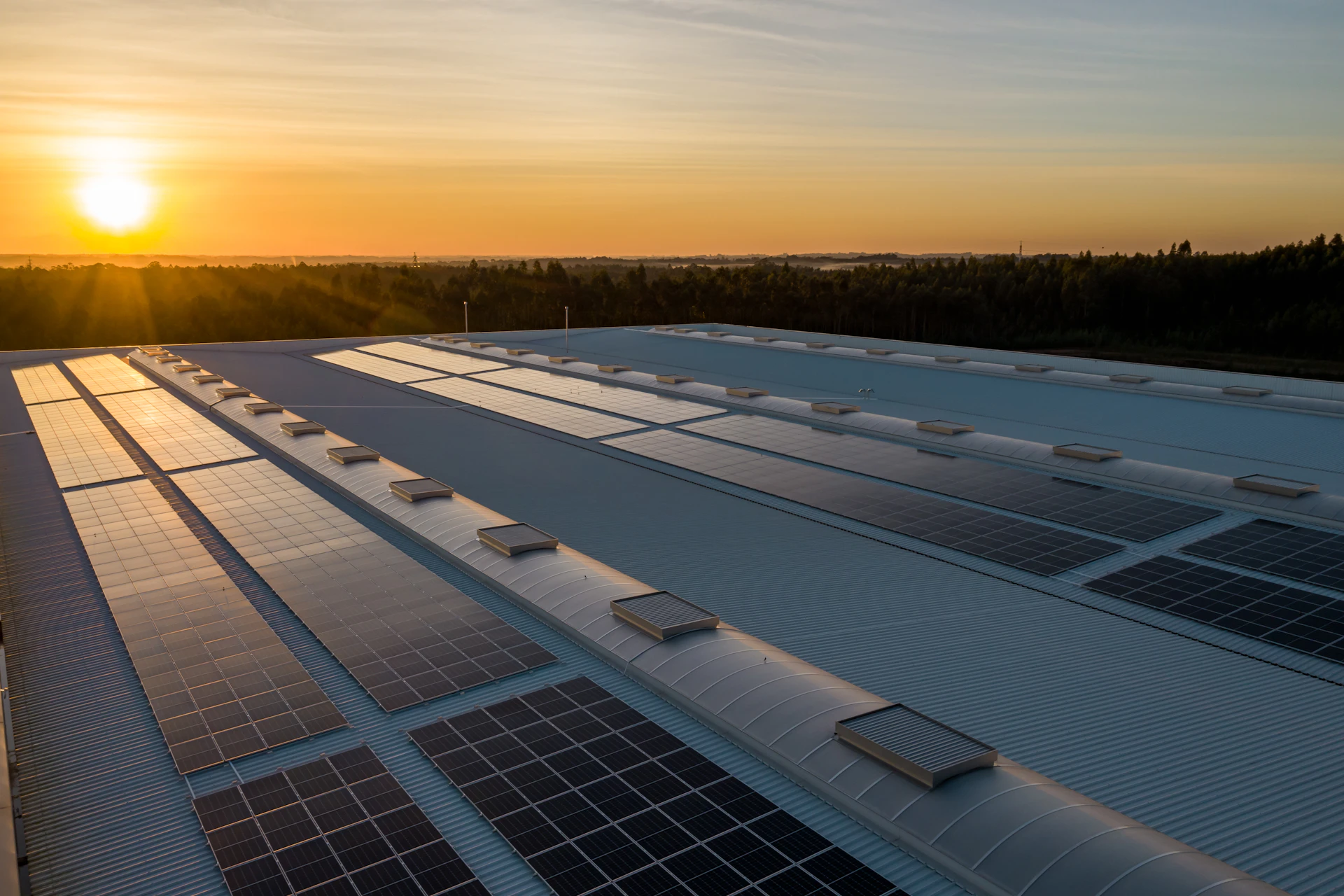 Endüstriyel tesis çatısında geniş güneş enerjisi kurulumu